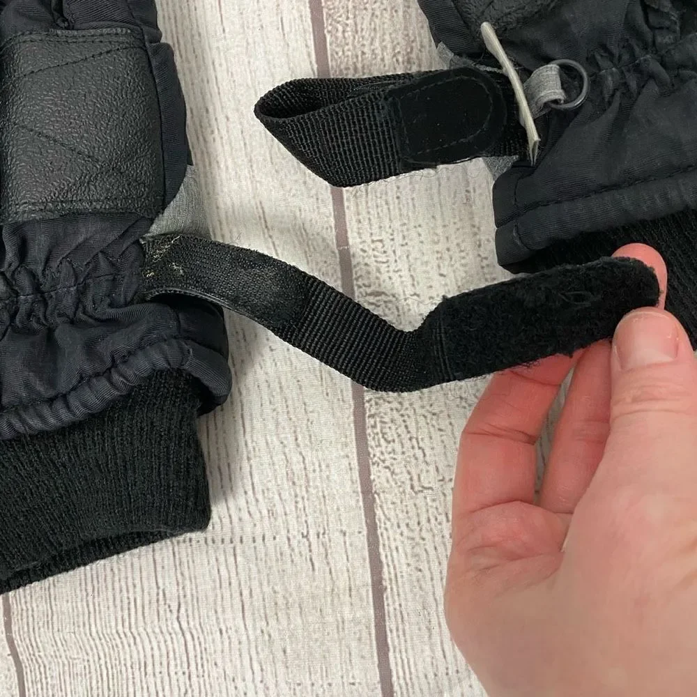 3M Thinsulate insulated youth snow gloves grey & black